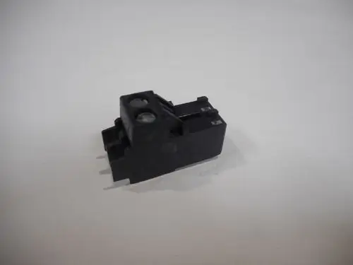 Schwarzer Stecker mit zwei Anschlüssen, verwendet für Vorlauffühler, erkennbar durch die Bauart und die Befestigungsschrauben. Geeignet für Systeme von Remeha.